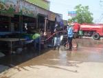 กองสาธารณสุขเเละสิ่งเเวดล้อม ล้างตลาดสดเทศบาลตำบลเเวงใหญ่